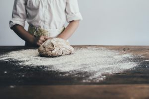 Jak bezpiecznie przygotowywać i przechowywać żywność